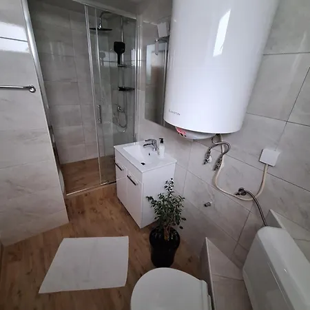 Apartman Loni 4 *